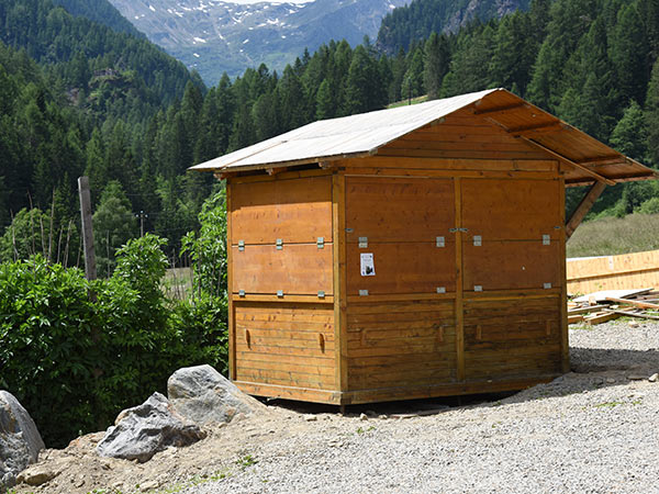 chiosco-legno-montagna Un chiosco in legno in montagna