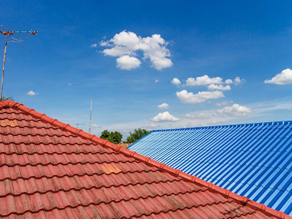 Copertura di un tetto residenziale a Modena