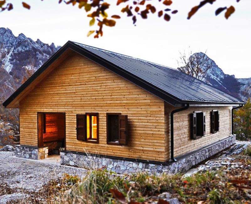 Una casa realizzata con struttura e tetto in legno