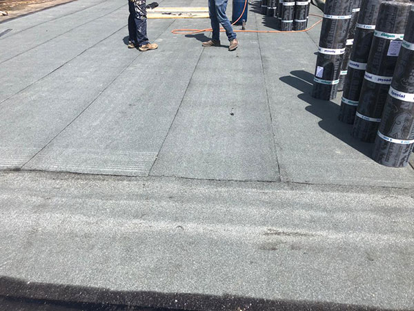 operai al lavoro Interventi di impermeabilizzazione di un terrazzo a Modena
