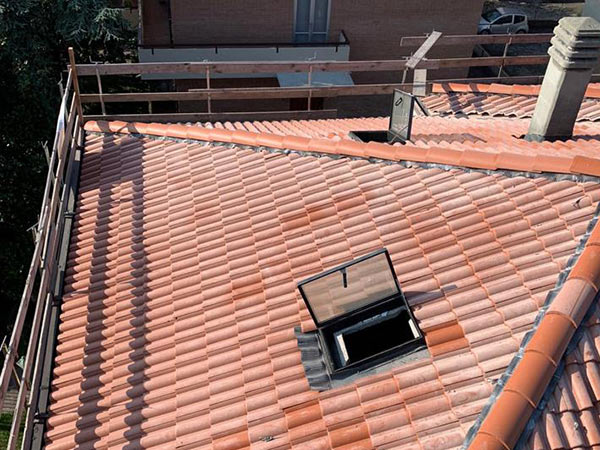 Tetto di un condominio con parapetti di sicurezza a Modena