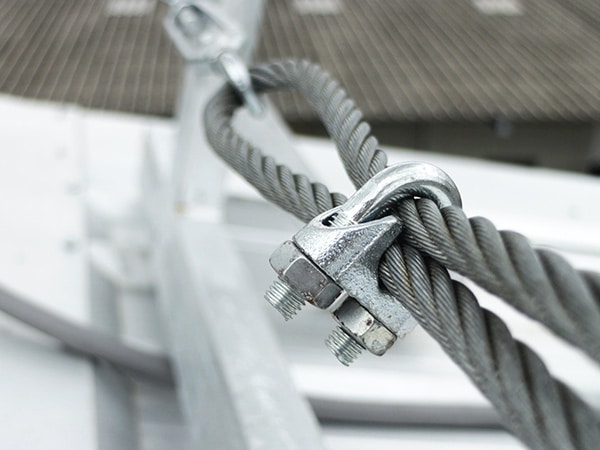 Particolare di dispostivi di sicurezza sui tetti