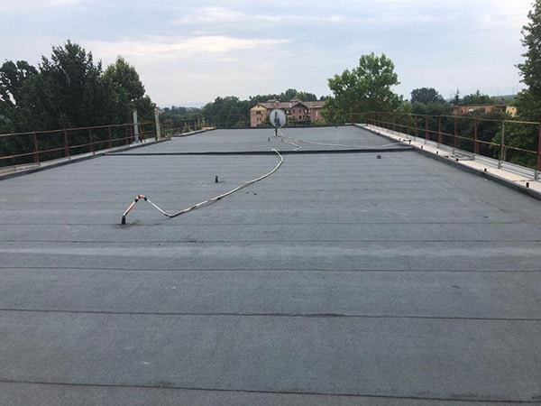terrazzo-impermeabile Lavori di impermeabilizzazione su una terrazza residenziale
